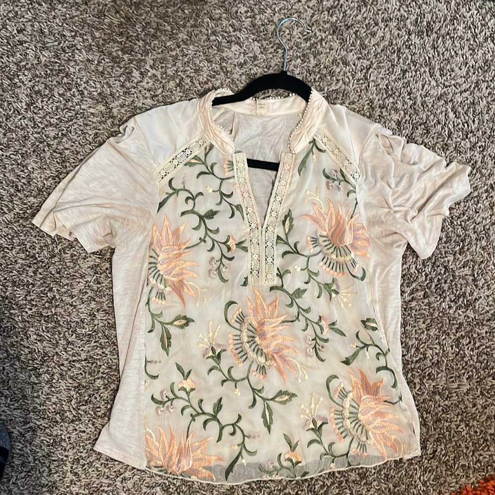 Beautiful embroidered blouse great with jeans and spring